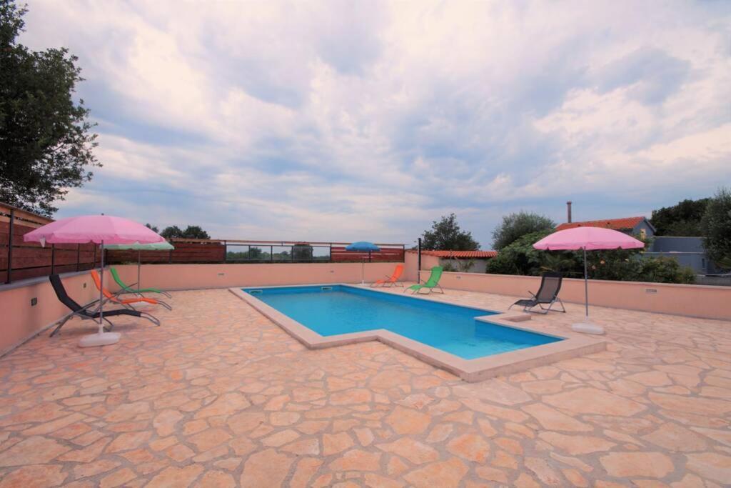 Sunny Apartment With Pool Šišan 외부 사진
