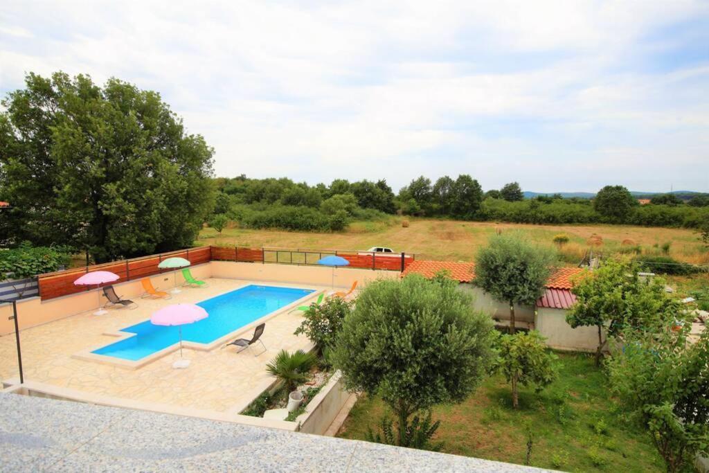 Sunny Apartment With Pool Šišan 외부 사진